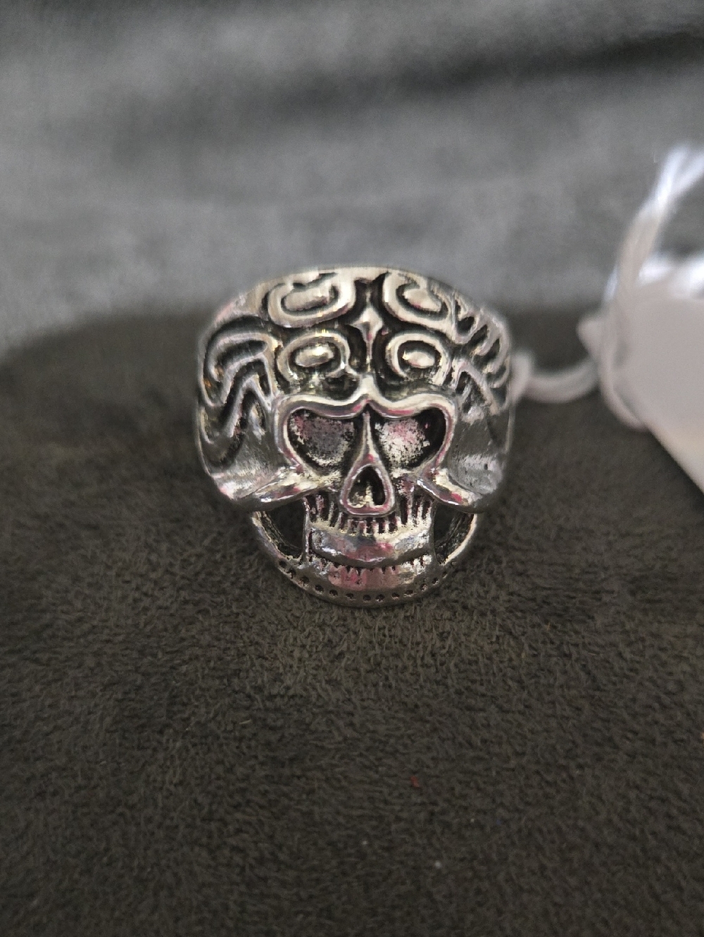 Men's Metal Skull Ring with Intricate Engraved Motif